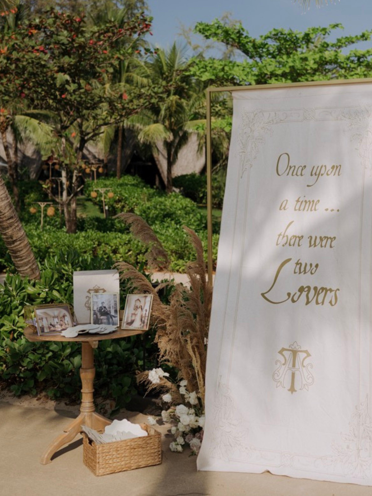 Ban tron vintage nho -2